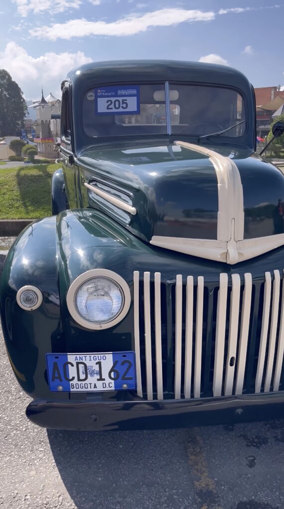 Dentro de la historia de la Ford F-Series, mucha gente afirma que la Ford F‑1 fue “la primera Ford”. Pero en realidad eso merece ponerse en duda.

La F-1 apareció en 1948 como la versión más liviana de la nueva línea F-Series. Lo que ocurrió es que, con el paso del tiempo, su nombre quedó grabado en la cultura popular y muchos entusiastas comenzaron a usarlo como sinónimo de “la primera pickup Ford moderna”. Sin embargo, antes de ella Ford Motor Company ya fabricaba camionetas desde los años 20 y 30 basadas en modelos como el Ford Model T Runabout with Pickup Body y el Ford Model A Pickup.

Entonces, ¿por qué tantos creen que la F-1 fue la primera?
Porque fue la primera pickup Ford diseñada desde cero como parte de una familia completa de camiones, con chasis, suspensiones y capacidades diferenciadas. Esa estrategia dio origen a la F-Series moderna.

En otras palabras:
la F-1 no fue la primera pickup Ford de la historia, pero sí la primera de la dinastía F-Series, la misma que décadas después convertiría a la Ford F-150 en una de las camionetas más famosas del mundo. 